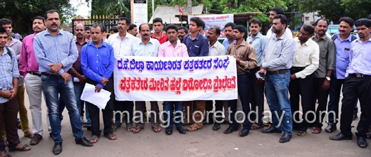 Journalists stage protest against assault on colleagues 